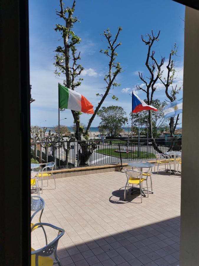 Hotel Ideale Young People Under 40 Rimini Exterior photo